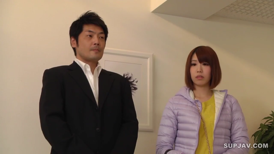 室内 · 严肃 · 站立 · 半身 · 凝视 · 亚洲人 · 挂画 · 西装与羽绒服