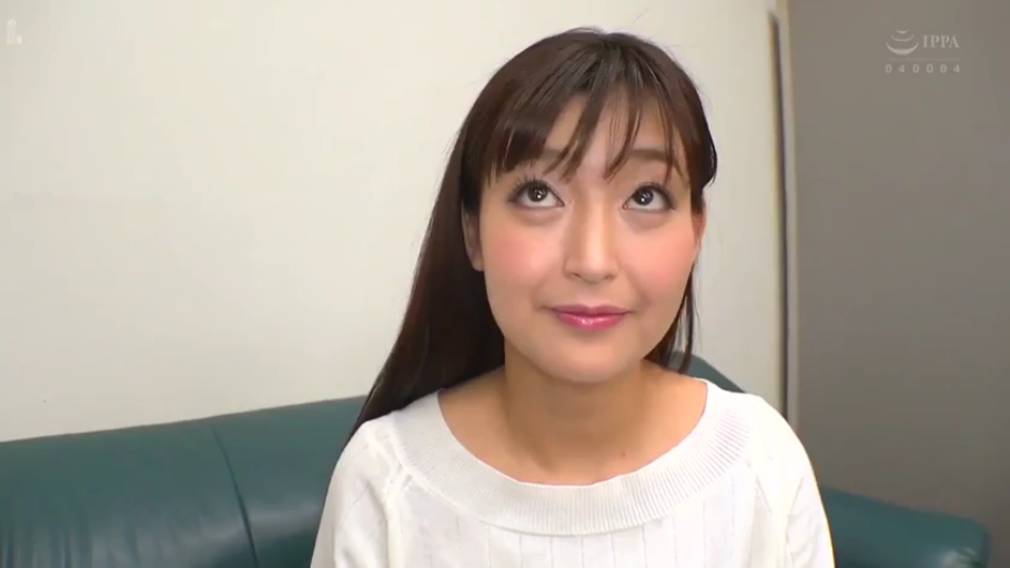 翻白眼 · 面部特写 · 室内沙发 · 眼球上翻 · 白色圆领长袖上衣