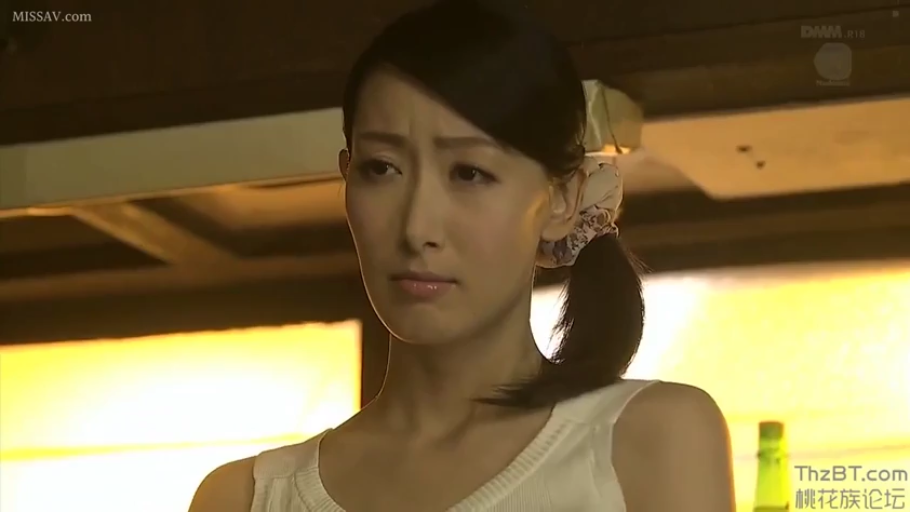 室内 · 面部特写 · 注视 · 熟女 · 白色无袖上衣 · 忧虑 · 正面站立 · 发圈