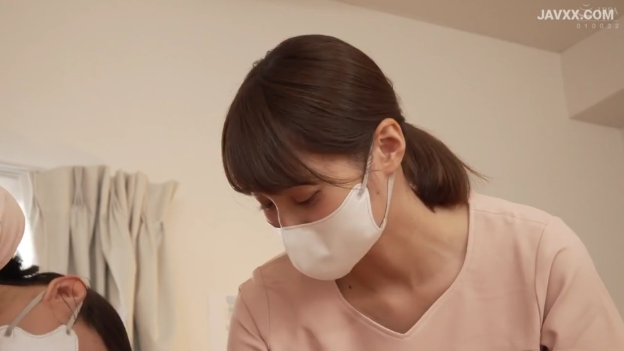 室内 · 温顺 · 口罩 · 人物面部特写 · 粉色圆领T恤