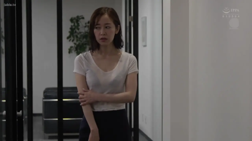 上半身特写 · 黑色内衣（隐约可见） · 神情不安 · 现代办公室