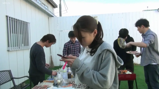 专注 · 站立 · 中景 · 多人 · 手机 · 玩手机 · 灰色连帽衫 · 户外庭院