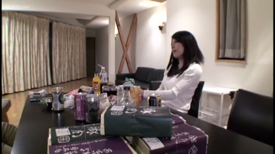 客厅 · 酒盒 · 白色长袖上衣 · 自然聊天表情