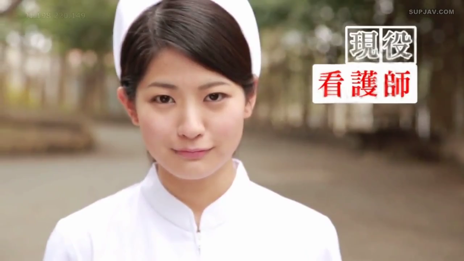 白色护士服 · 微笑 · 面部特写 · 户外 · 护士帽 · 画面右上角带有“现役看护师”字样