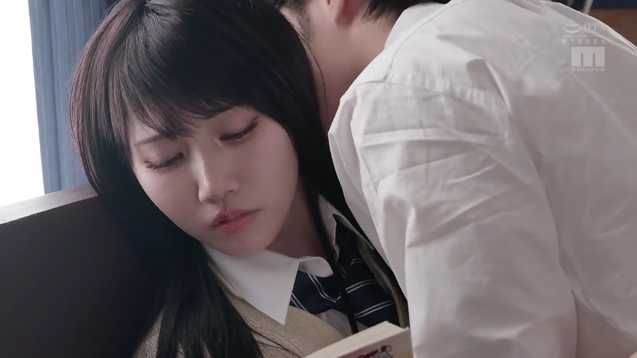 室内 · 校服 · 脸部特写 · 闭眼 · 书本 · 亲吻脖子 · 依偎