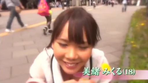 脸部特写 · 微笑 · 白色上衣 · 户外街道 · 字幕标注