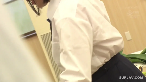 室内 · 侧面 · 站立 · 白衬衫 · 整理 · 植物