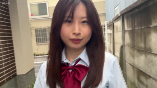 上半身特写 · 直视镜头 · 红色领结 · 巷子