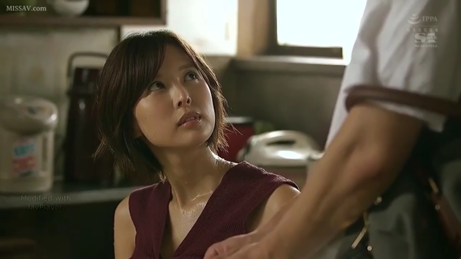 坐姿 · 面部特写 · 厨房 · 紫色无袖上衣