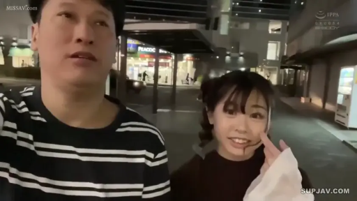 好奇 · 夜晚 · 自拍视角 · 两人面部特写 · 男士横纹T恤