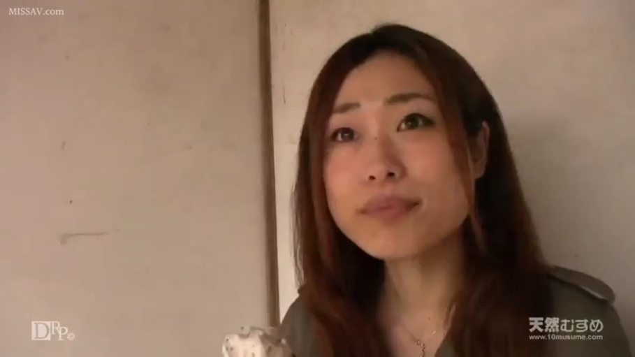 凝视 · 脸部特写 · 深色上衣 · 室内墙角 · 光线一般