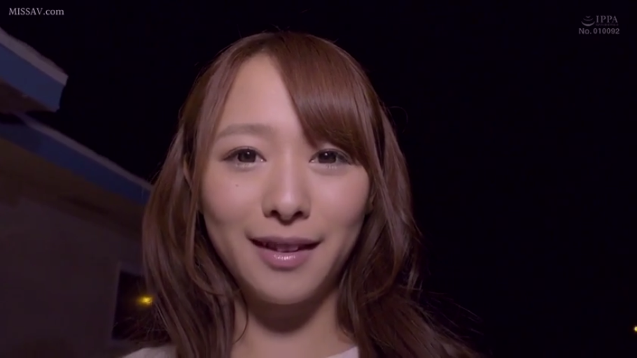 脸部特写 · 微笑 · 白色上衣 · 户外 · 注视镜头 · 正面 · 夜晚