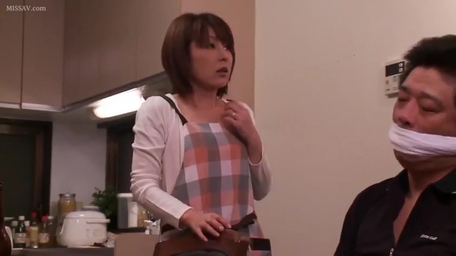 深色翻领上衣 · 家庭厨房 · 嘴部遮盖物 · 被捆绑男人的侧脸 · 男人表情痛苦且无法言语