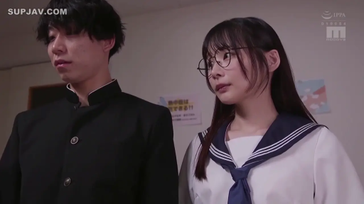 室内 · 眼镜 · 自然 · 学生服 · 并排站立 · 对望