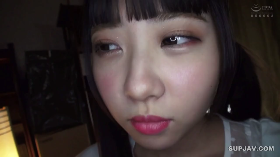 室内 · 眼睛特写 · 脸颊微红 · 浅色上衣 · 高光美瞳效果