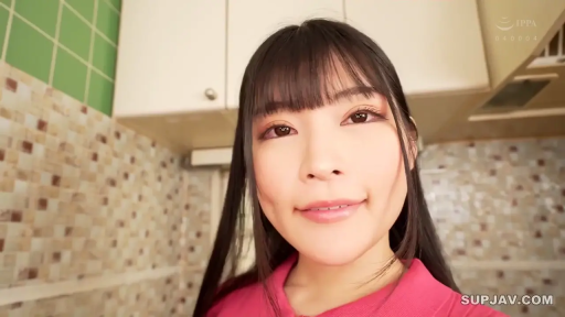 温柔 · 眼神注视 · キッチン · 粉色翻领上衣