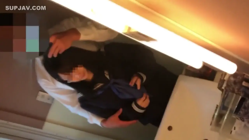 卫生间 · 两人上半身特写 · 略显羞涩 · 深色水手服校服 · 镜面反射视角