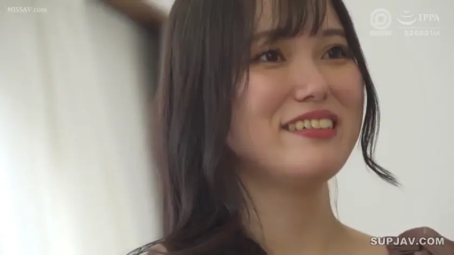 室内 · 微笑 · 面部特写 · 无可见衣物