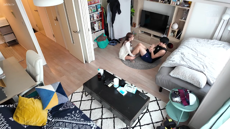 轻松 · 卧室 · 哑铃 · 男子穿黑色背心和深色运动短裤 · 俯瞰全景视角