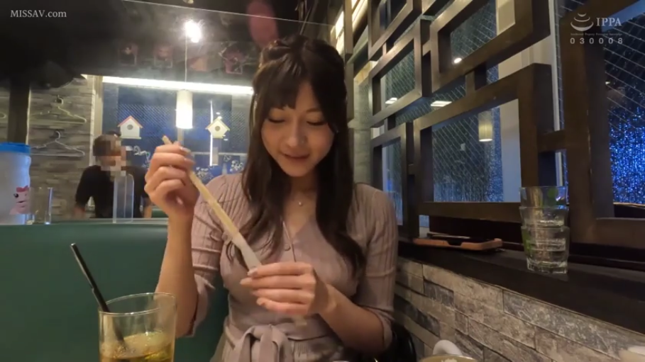 微笑 · 餐具 · 浅色系服装 · 人物上半身特写 · 餐厅包厢
