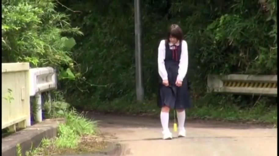紧张 · 震动棒 · 身体中景 · 长袖水手服 · 户外小路 · 自慰 · 露天环境