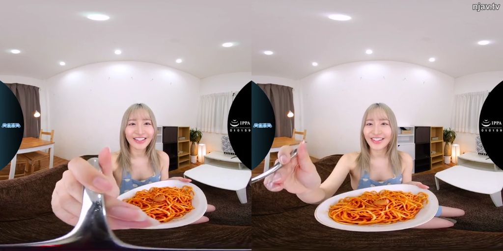 卧室 · 吊带裙 · 意面 · 亲昵 · 拿着叉子的手部特写