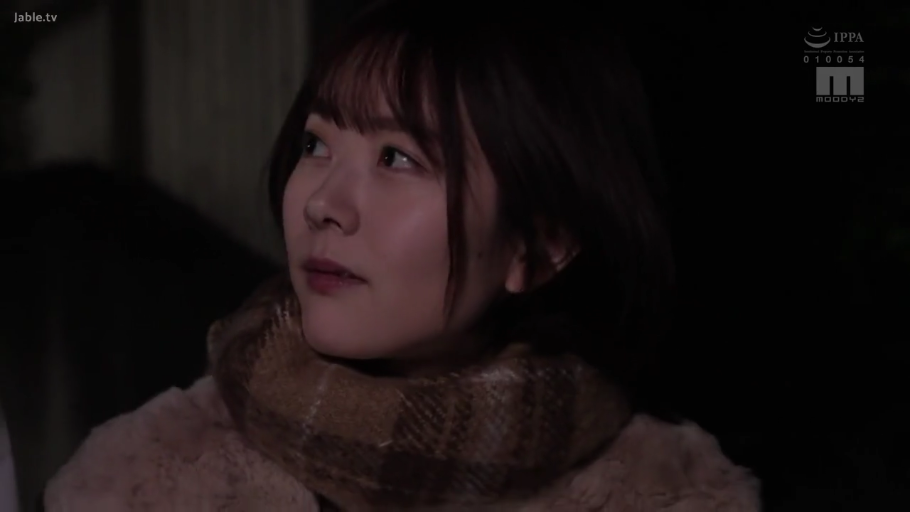 面部特写 · 户外 · 抬头 · 毛绒外套