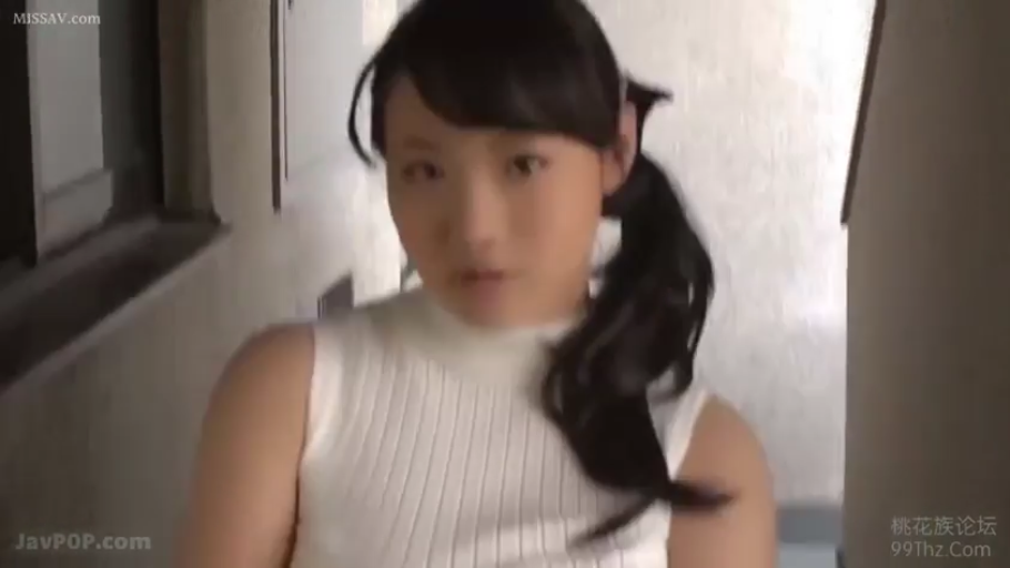 站立 · 半身特写 · 室内走廊 · 白色无袖高领