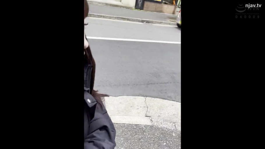 自然 · 智能手机 · 黑色外套 · 脸部侧面 · 人行道 · 户外自然光