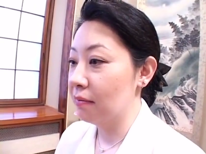 室内 · 脸部特写 · 平静 · 白色上衣 · 注视 · 侧对镜头