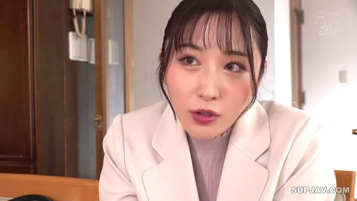 室内 · 坐姿 · 专注 · 脸部特写 · 注视 · 白色西装 · 亚洲女性