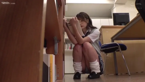 蹲姿 · 中景 · JK制服 · 书架 · 图书馆 · 淡然 · 拿书 · 日本