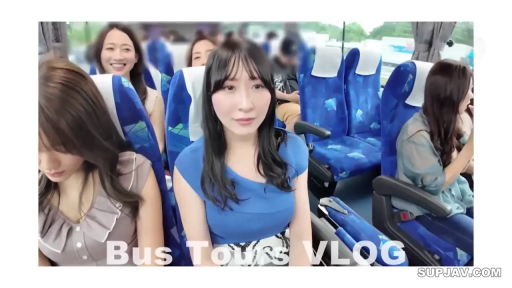 微笑 · 蓝色修身短袖上衣 · 大巴车内 · 中间女性面部特写 · 文字水印Bus Tours VLOG