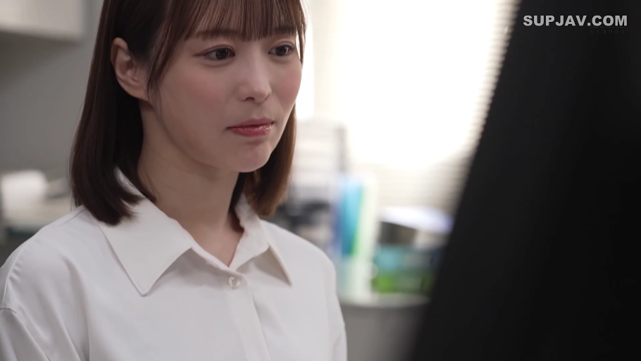 平静 · 办公室 · 面部特写 · 白色翻领衬衫