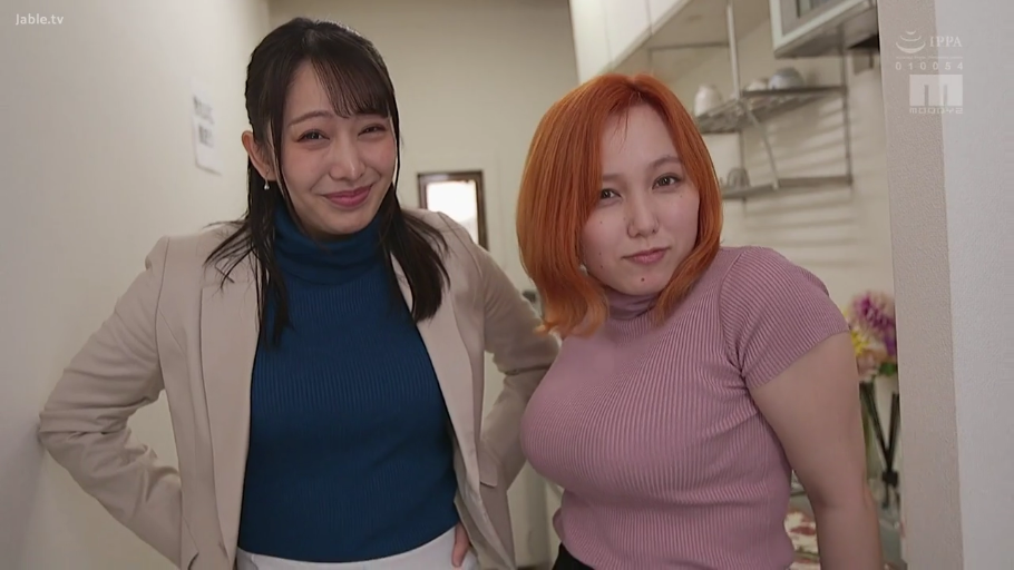 站立 · 微笑 · 双人 · 注视镜头 · 半身像 · 西装外套 · 居家室内