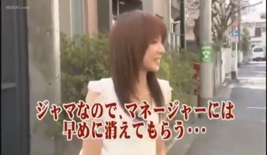 微笑 · 室外 · 肩部以上 · 日语字幕 · 白色露肩上衣