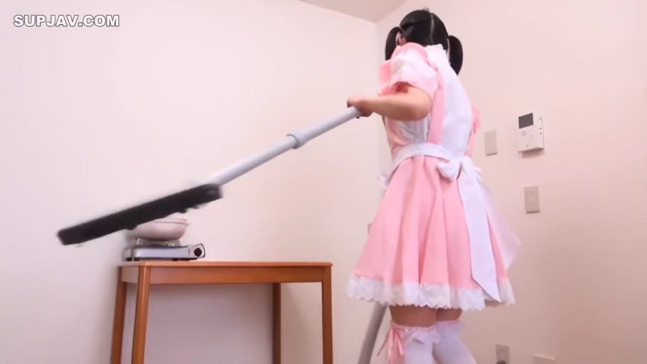 房间 · 粉白色女仆装 · 双腿特写 · 吸尘器 · 无法看清脸部 · 背景整洁