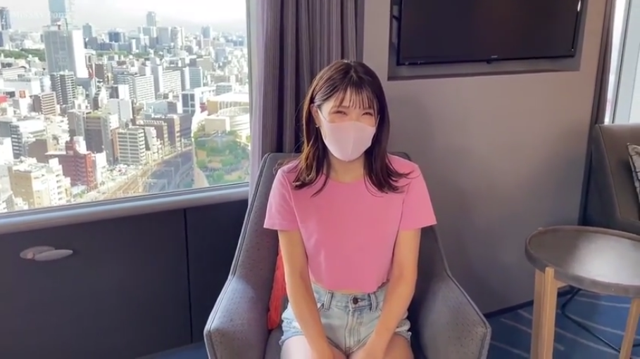 戴口罩 · 窗边 · 半身 · 粉色短袖 · 口罩 · 静态 · 正面坐姿 · 窗外城景