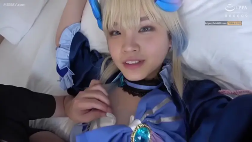 胸部区域特写 · 床上 · POV视角 · 深蓝色裙装 · 微张的嘴 · 宝石挂件