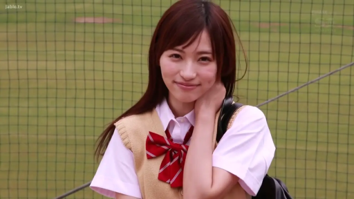 站立 · 上半身 · JK制服 · 注视镜头 · 甜美微笑 · 单肩包 · 黑长直 · 户外操场