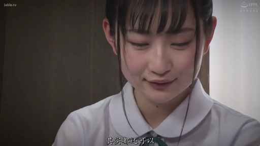 室内 · 脸部特写 · 微笑 · 白色校服衬衫 · 画中字幕