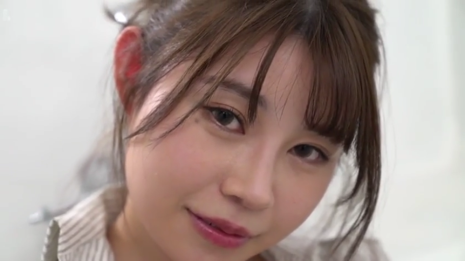 室内 · 眼睛特写 · 眼神深情 · ストライプシャツ · 妆容精致