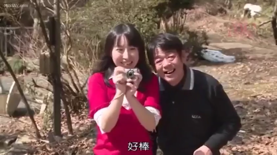 站立 · 中景 · 相机 · 户外 · 大笑 · 红色毛衣 · 拍照 · 一男一女