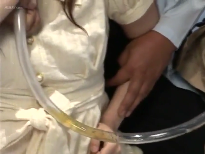 室内 · 白色连衣裙 · 软管特写 · 医疗软管 · 软管内有尿液