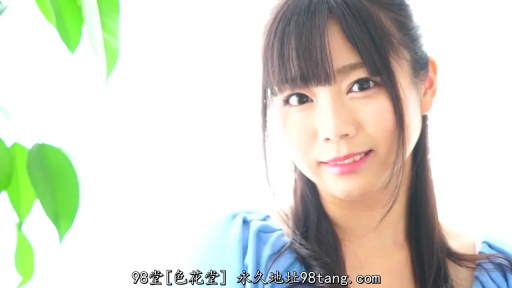 室内 · 脸部 · 站姿 · 微笑 · 注视 · 绿植 · 蓝色上衣 · 齐刘海