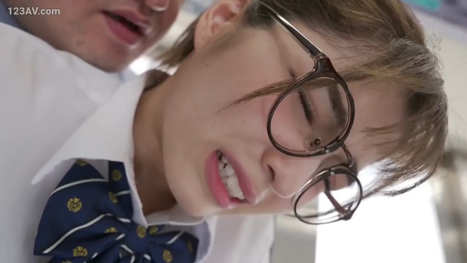 室内 · 性交 · 眼镜 · 脸部特写 · 制服 · 痛苦 · 背后位 · AV