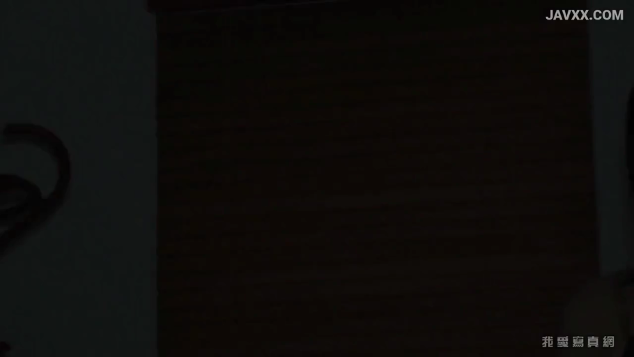 室内 · 模糊 · 面部侧影特写 · 光线不足