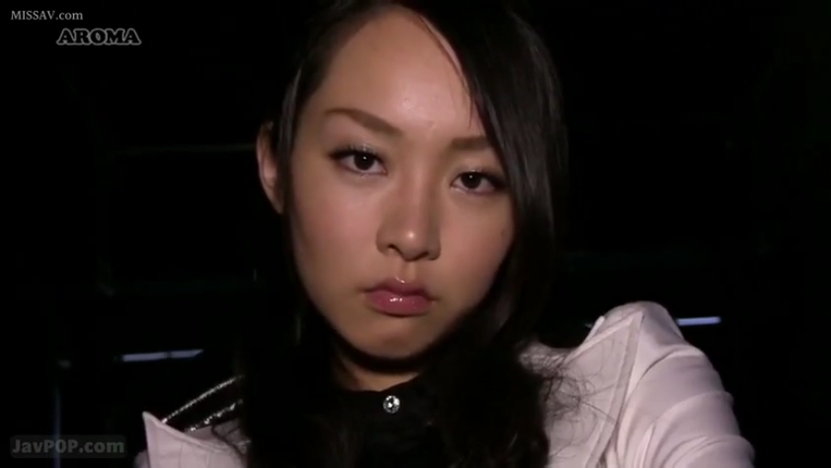 室内 · 脸部特写 · 凝视 · 正面 · 白色外套 · 冷淡 · 黑发