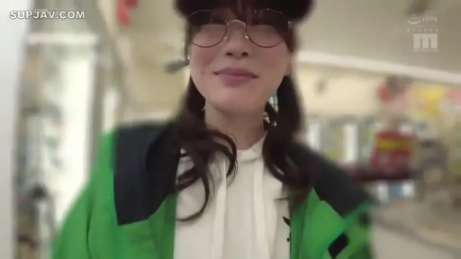 室内 · 站立 · 面部特写 · 绿色外套