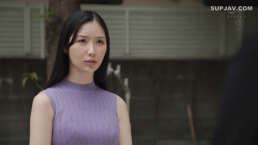 严肃 · 站立 · 注视 · 户外 · 长发 · 胸部以上特写 · 紫色无袖上衣